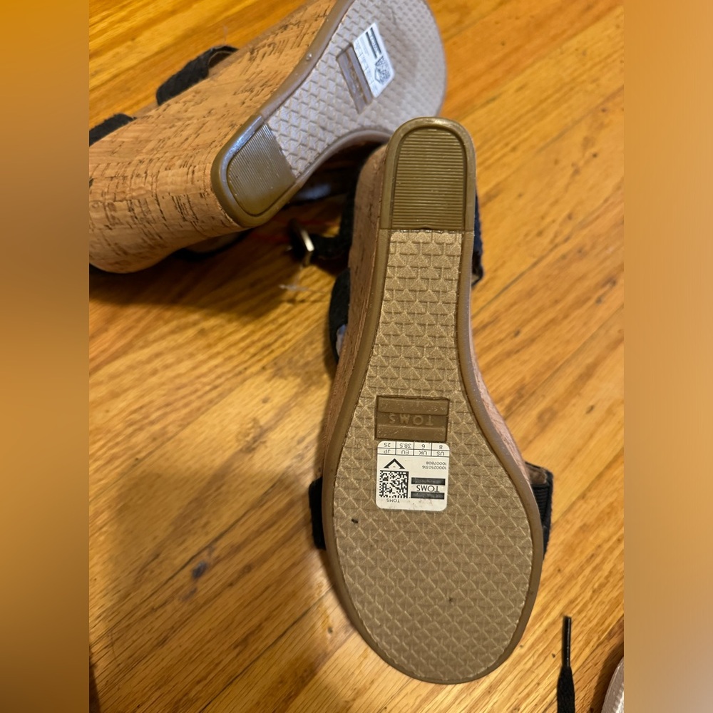 New - Never worn TOMS Wedge Sandals sz 8